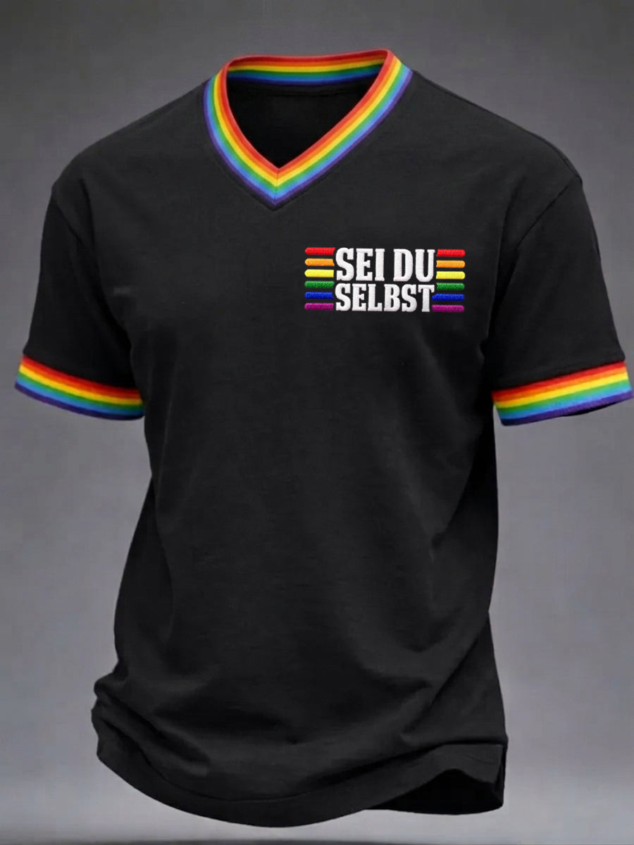 Herren-T-Shirt mit V-Ausschnitt und Christopher-Street-Day-Print