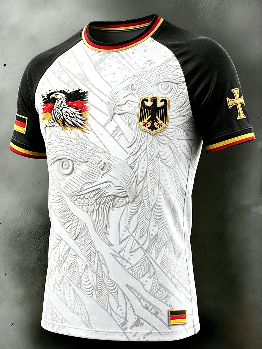 Herren-T-Shirt im deutschen Fußball-Design, schwarz-weiß in Blockfarben gehalten, lässig mit abfallender Schulterpartie