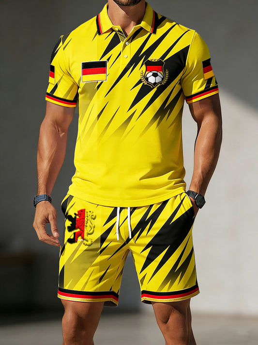Herren-Set bestehend aus gelbem, gestreiftem Freizeit-Poloshirt und Shorts mit Fußballmotiv