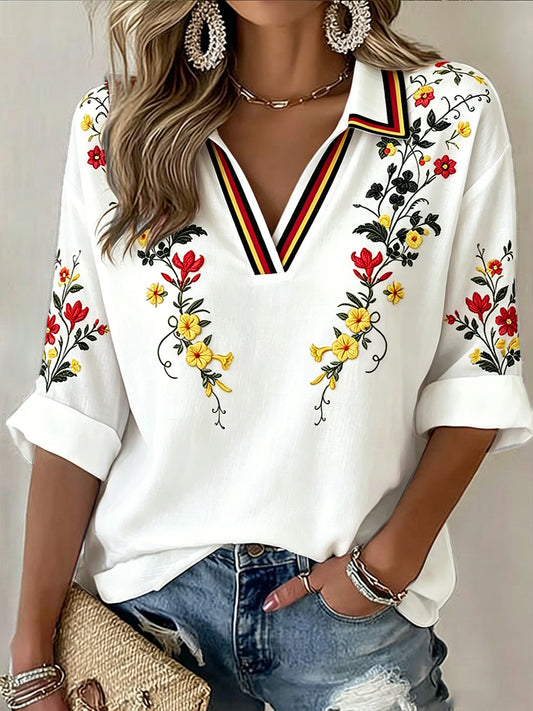 Damenweißes Freizeit-T-Shirt mit deutschem Blumenmuster und V-Ausschnitt