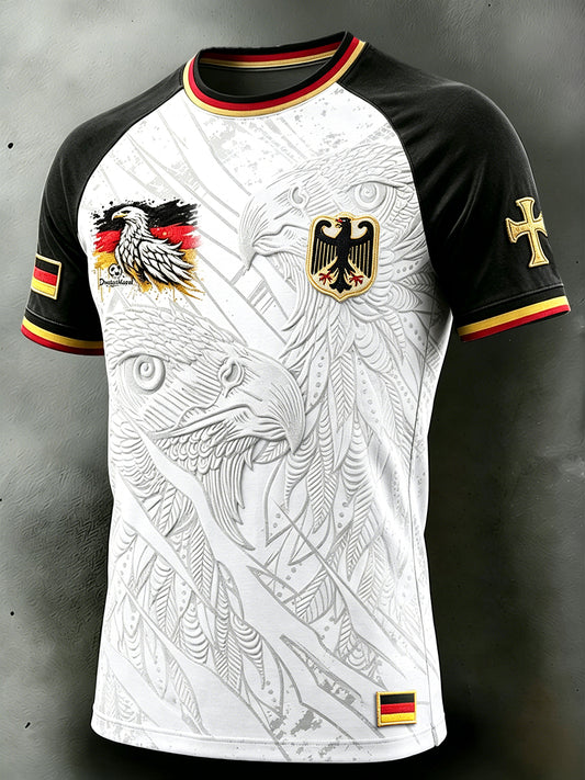 Herren-T-Shirt im deutschen Fußball-Design, schwarz-weiß in Blockfarben gehalten, lässig mit abfallender Schulterpartie
