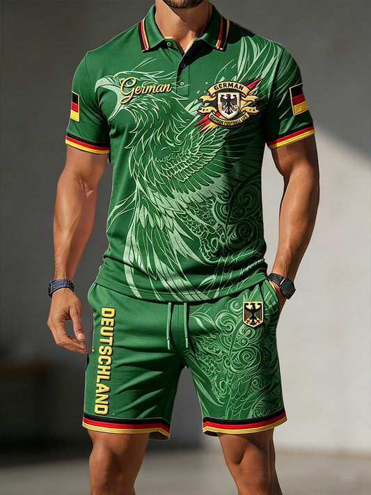 Herren-Set bestehend aus grünem Freizeit-Poloshirt mit deutschen Fußballmotiven und Shorts