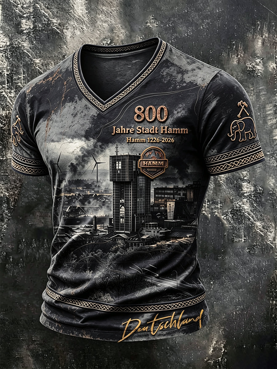 Herren-T-Shirt im Dark-Style mit V-Ausschnitt und 800-jährigem Jubiläumsdruck von German Hamm