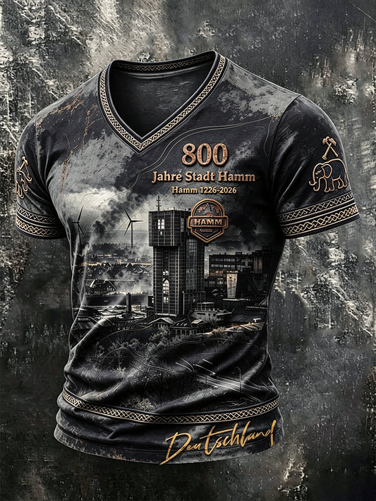 Herren-T-Shirt im Dark-Style mit V-Ausschnitt und 800-jährigem Jubiläumsdruck von German Hamm
