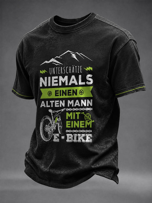 Männer unterschätzen niemals einen alten Mann mit einem E‑Bike Kurzarm‑T‑Shirt